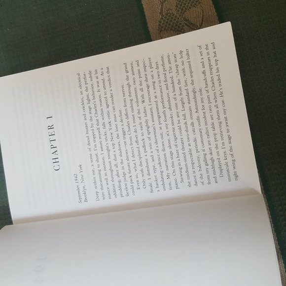 📚THE WAYS WE HIDE, NOVEL - Picture 4 of 9